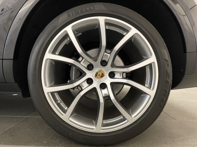 カイエン3.0　オプション262万！ 21ｴｸｽｸﾙｰｼﾌﾞﾃﾞｻﾞｲﾝ